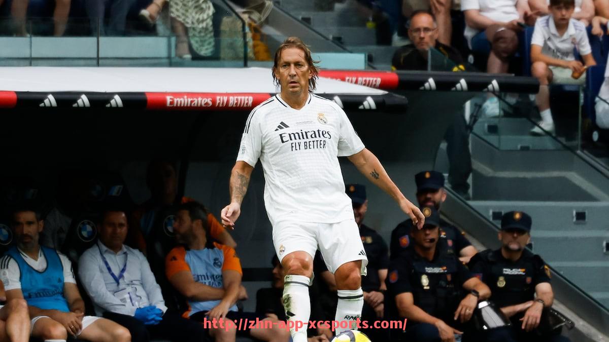 杏彩体育-世俱杯多面手球员在多位置切换中的表现与战术灵活性体现