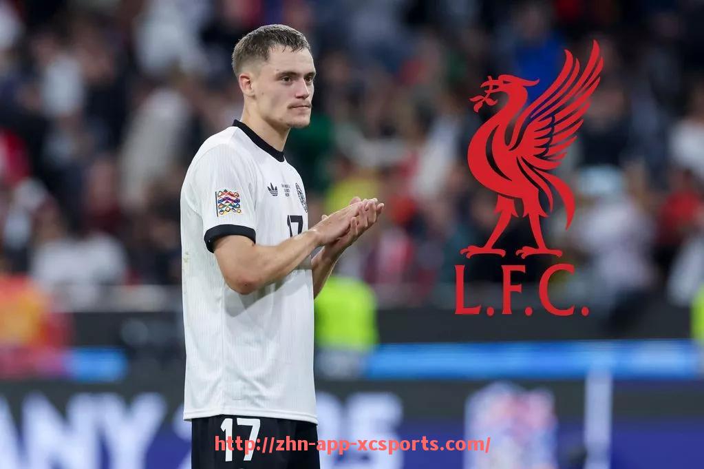 杏彩体育-CBA足球款棉服夹克：CBA联赛专属的足球主题服饰